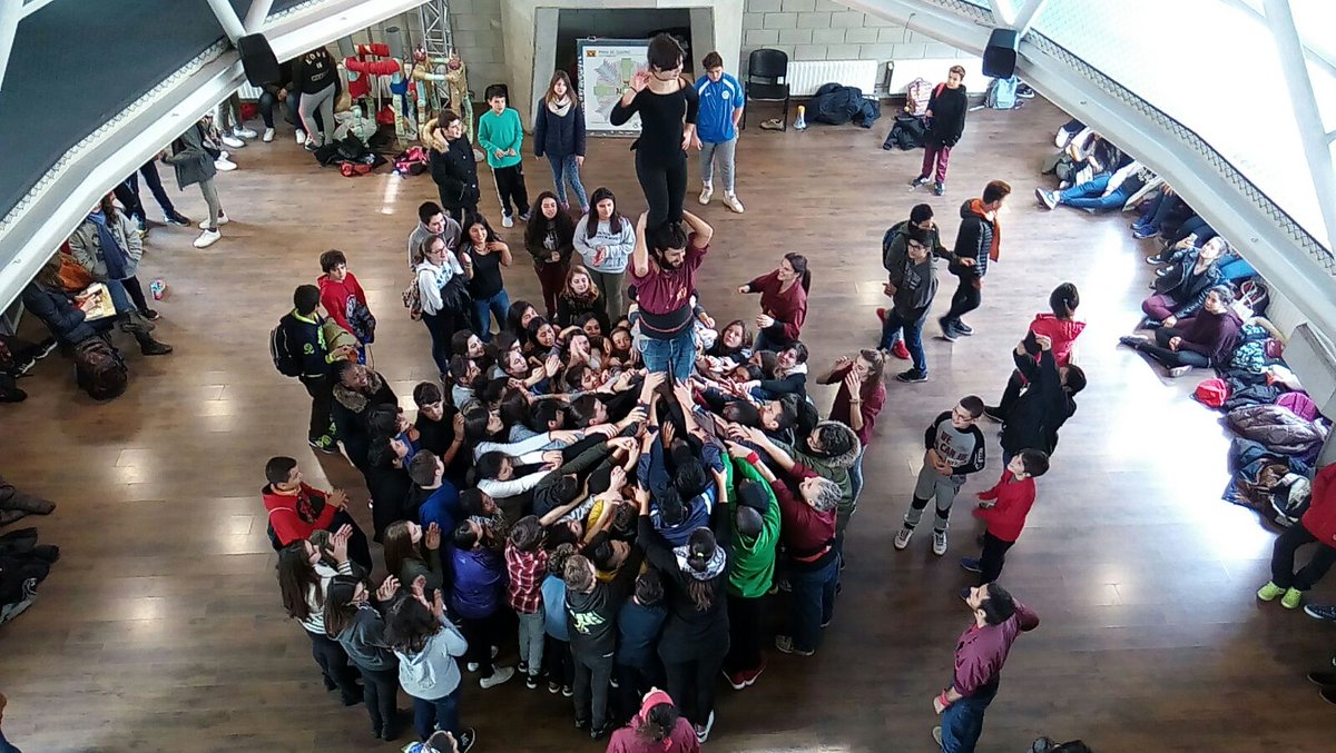 INSACumella's tweet photo. Gràcies @XicsGranollers pel macro-taller del #projecteTEI i l' #Erasmus+ gent de vuit països fent pinya entre tots! https://t.co/a0dkL1n6Sy