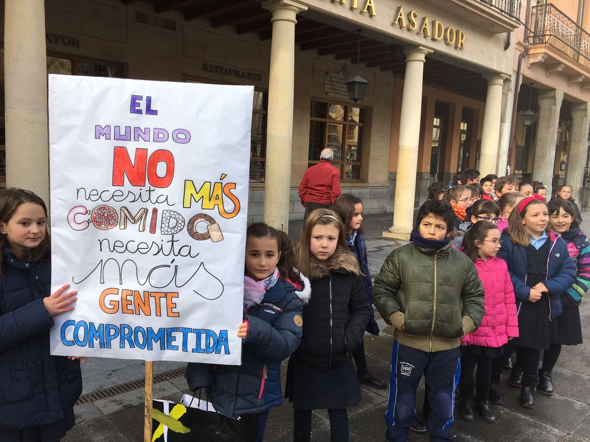 PaulaMontalAst's tweet photo. Alumnos de 3° EPO participando esta mañana en el acto de Manos Unidas en Astorga. Siempre solidarios. https://t.co/QOwgz6tfHw
