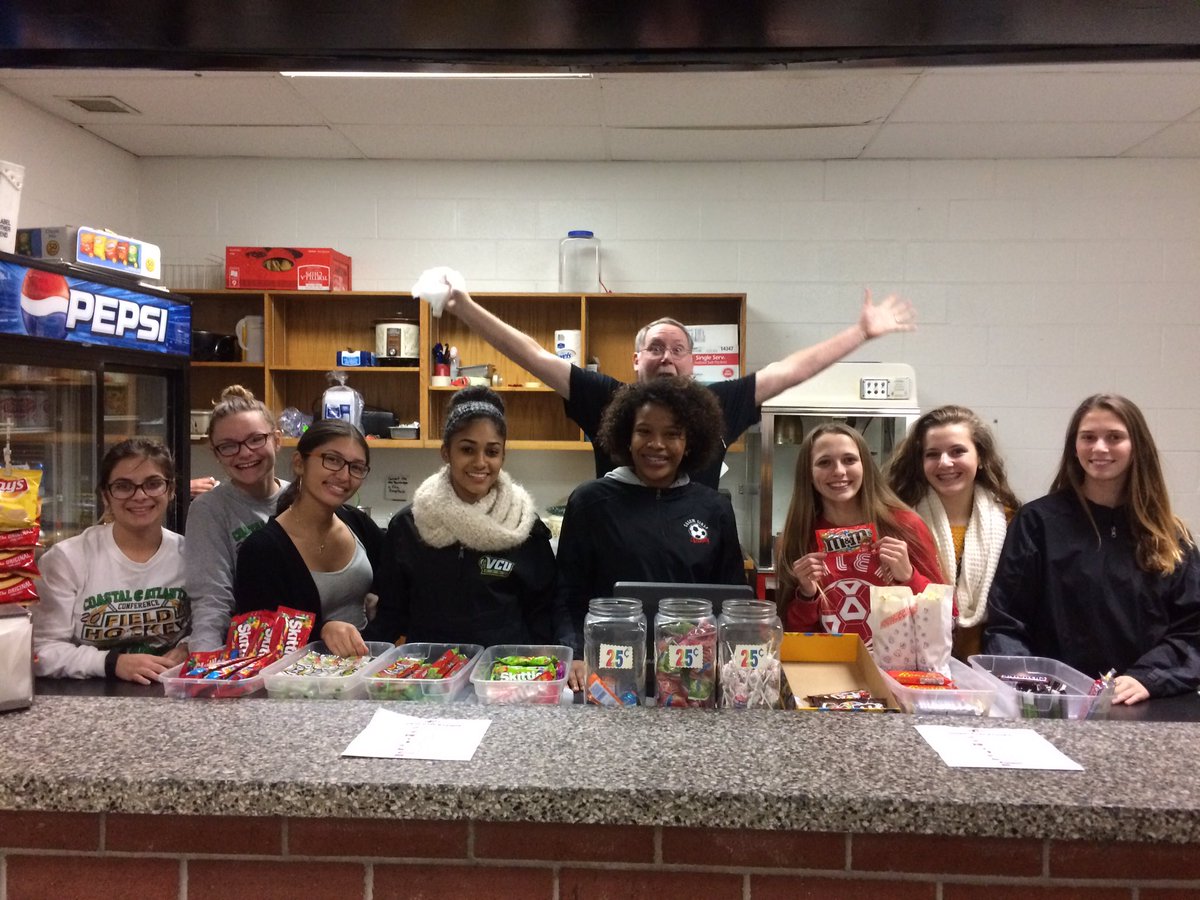 salemhsbc's tweet photo. Coach Clouser &amp; his girls rocked concessions lastnight. Thanks to all who came out!!! https://t.co/Mn0JxoDFs2