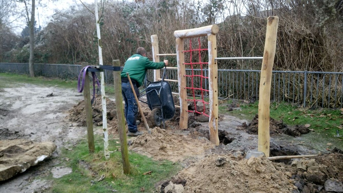 acaciarobinia's tweet photo. Bezig met de laatste afwerkingen van een aantal toestellen bij een van de nieuwe speelveldjes in @MaarssenNL binnenkort meer @StichtseVecht https://t.co/oWIvogdsE8