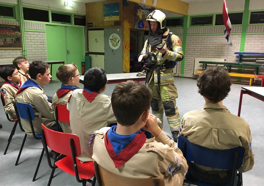 Brandweer op bezoek bij Scouting Jan van Hoof pen.nl/artikel/brandw…