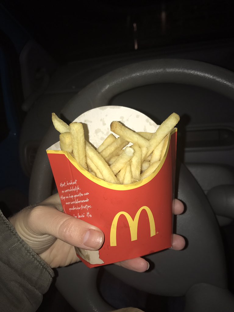 vdkrabben's tweet photo. Volgens mij hebben ze crisis bij de @macdonalds. Medium frietje bij het menu.. ik zal friet gaan zoeken🤔 https://t.co/G3nSrJsF0V