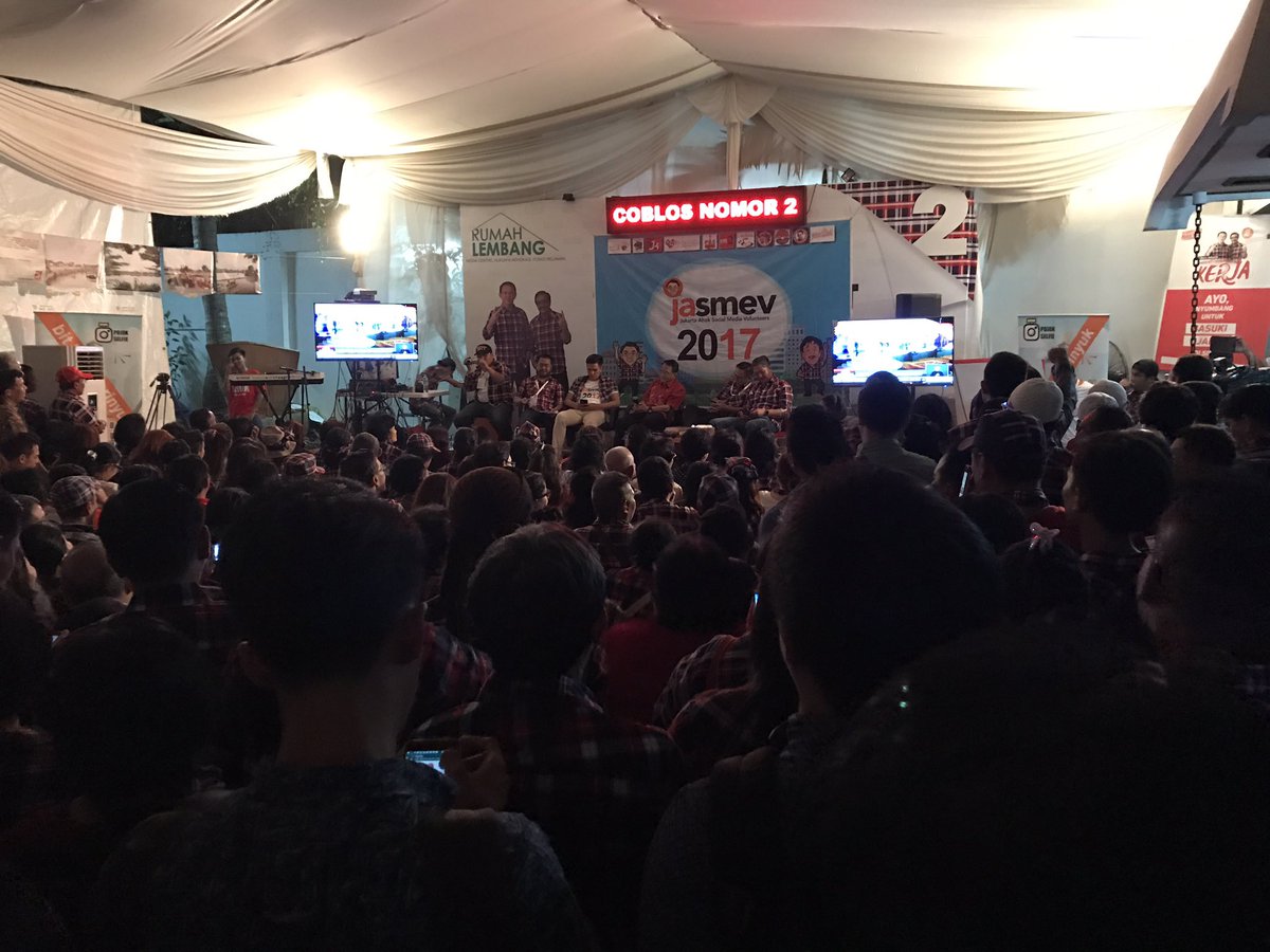 danrem's tweet photo. Mari kita mulai, didalam dan diluar Rumah Lembang #BaDjaPastiJuara #NobarAhokDjarot https://t.co/062z20Ujwj