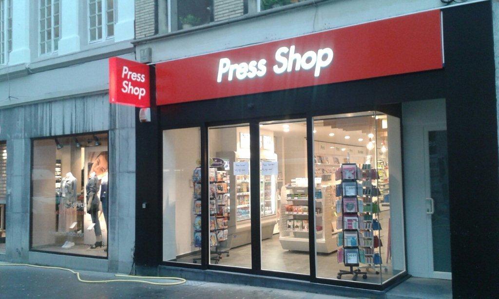 PressShopRelay's tweet photo. Gisteren opende een nieuwe Press Shop in de Lange Steenstraat in Kortrijk. Er werd zelfs een heuse coffee corner geïnstalleerd. https://t.co/IHC4LwIi1A