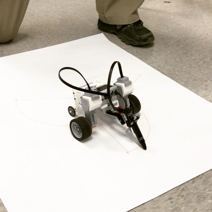 bhsmrharris's tweet photo. Exploring the wonderful world of #spirography with #legomindstorms. More to come from this day of fun... @lego_grou… https://t.co/cnYdIcNJ57