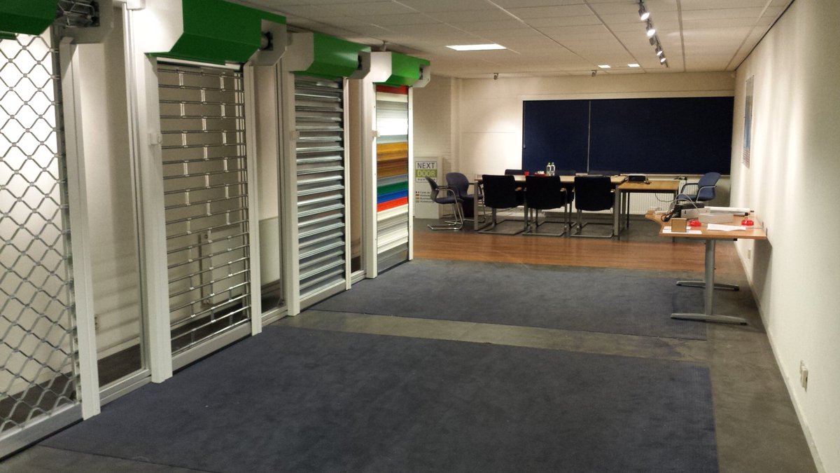 NextDoorSystems's tweet photo. Onze nieuwe showroom voorzien van rolluiken, rolhekken, transparant rolluik, brandscherm, brandrolluik, brandschuifdeur en snelroldeur. https://t.co/15GUFXtjfC