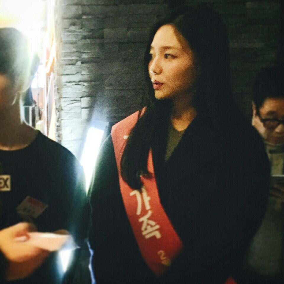 방금 전 CGV왕십리 상황.jpg <그래, 가족> CGV 일일 미소지기가 된 #이요원 #이솜 실물로 보니 미모가 ㅎㄷㄷ..Translate post