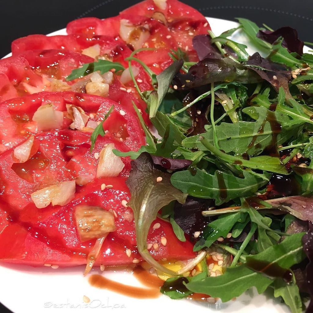 NoSom0sNada's tweet photo. #tomate #raf #ajo confitado aceite #salmaldon #perifollo #rucula #aove y todo light!!! Por… https://t.co/3ec6o6q2C1 https://t.co/gVQtEjvhv7