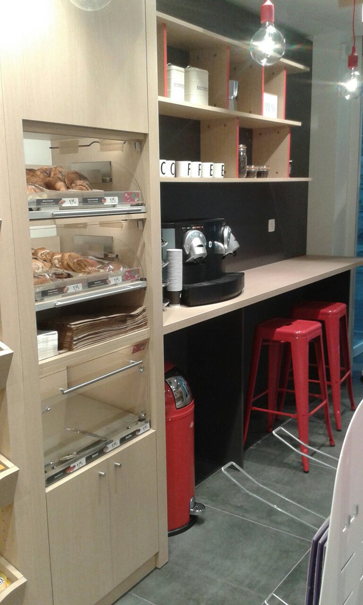 PressShopRelay's tweet photo. Gisteren opende een nieuwe Press Shop in de Lange Steenstraat in Kortrijk. Er werd zelfs een heuse coffee corner geïnstalleerd. https://t.co/IHC4LwIi1A