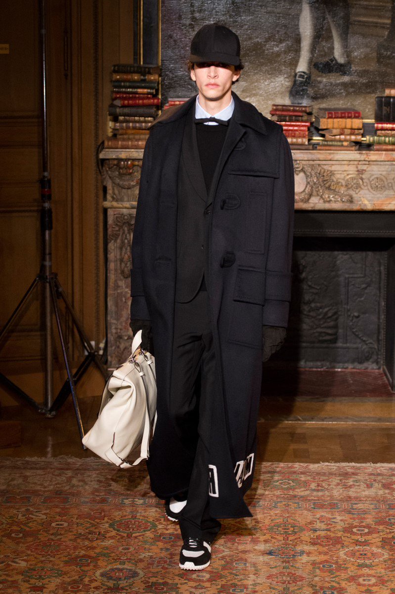 HommeEssential's tweet image. For #valentino Pierpaolo Piccioli injected #punk references &amp;amp; #sportswear into the #sartorial goo.gl/BAASc3 #Collections