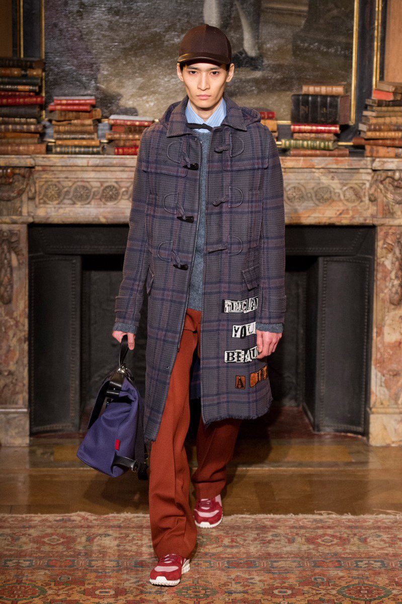 HommeEssential's tweet image. For #valentino Pierpaolo Piccioli injected #punk references &amp;amp; #sportswear into the #sartorial goo.gl/BAASc3 #Collections