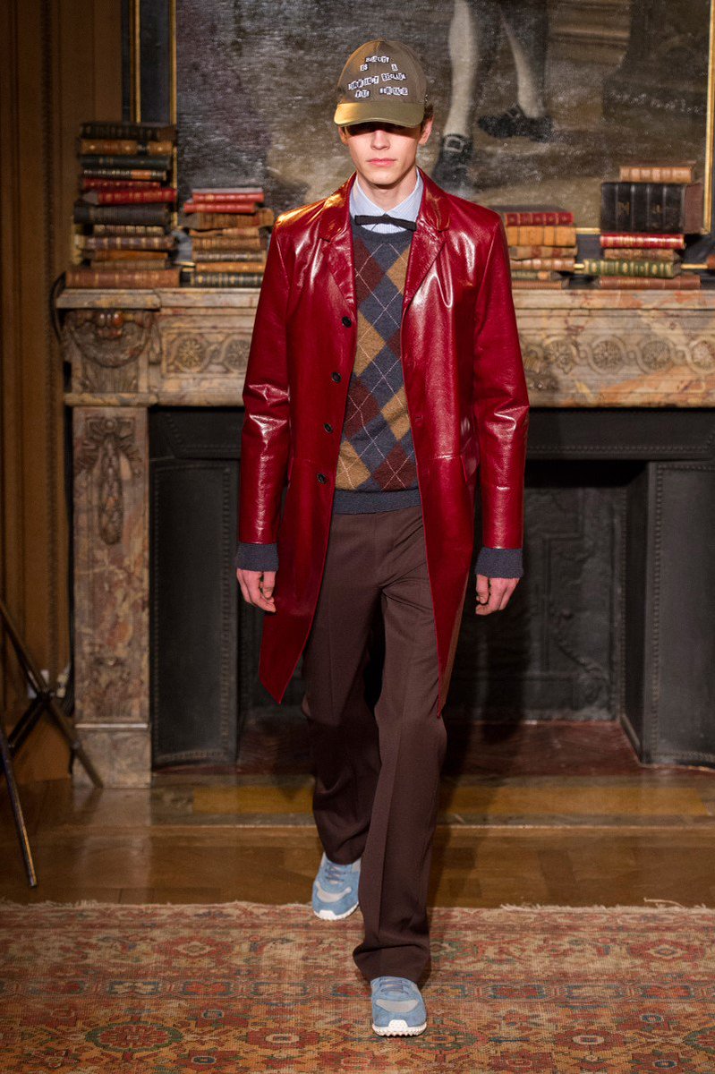 HommeEssential's tweet image. For #valentino Pierpaolo Piccioli injected #punk references &amp;amp; #sportswear into the #sartorial goo.gl/BAASc3 #Collections