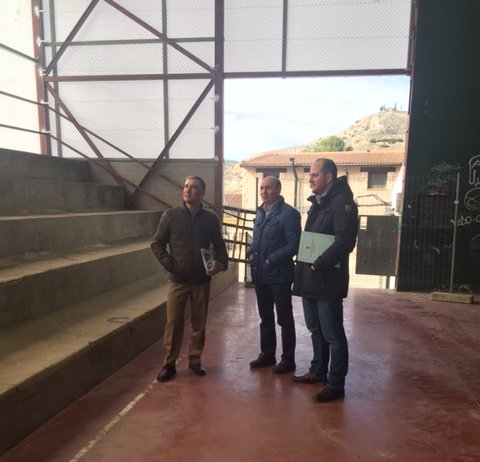 dipuguadalajara's tweet photo. El presidente de la Diputación @jmlatre comprueba el resultado de varias obras de mejora en instalaciones deportivas https://t.co/m5BcP9mBJT https://t.co/WVKDvmafXk