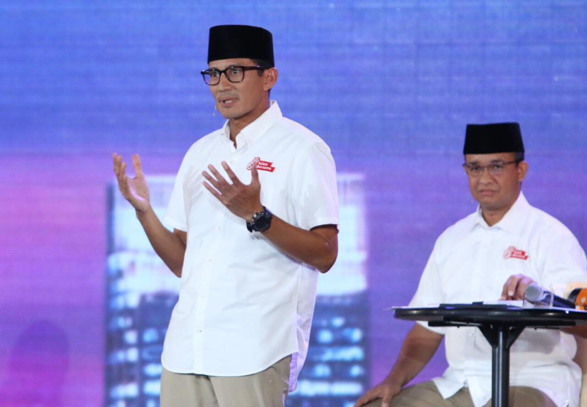 JktMajuBersama's tweet photo. Halo yang ganteng pake peci :) #DebatFinalPilkadaJKT https://t.co/WXMLXgkwPK