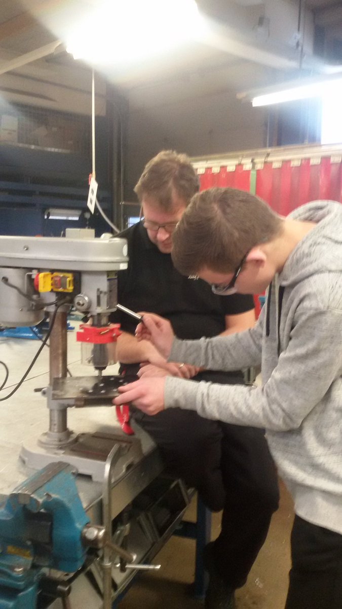 Leerlingen <a href="/Carmelemmen/">Carmelcollege Emmen</a> maken ook kennis met #werktuigbouw &amp; #elektro tijdens #weekvandetechniek georganiseerd door #W&amp;V en <a href="/DrentheCollege/">Drenthe College</a>