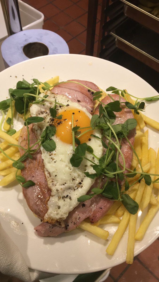 ThreeCranesTav's tweet photo. Gammon, egg &amp; chips for lunch...wash it down with a cold @Bitburger. https://t.co/FwMg3odNEK