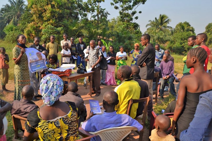 NeugierigS's tweet photo. A brilliant photo by @NsokiOrnella became a photo of the week of @worldbank in #DRC. Shows a training on using a mobile #AlloEcole platform https://t.co/AbMeTsVhUu
