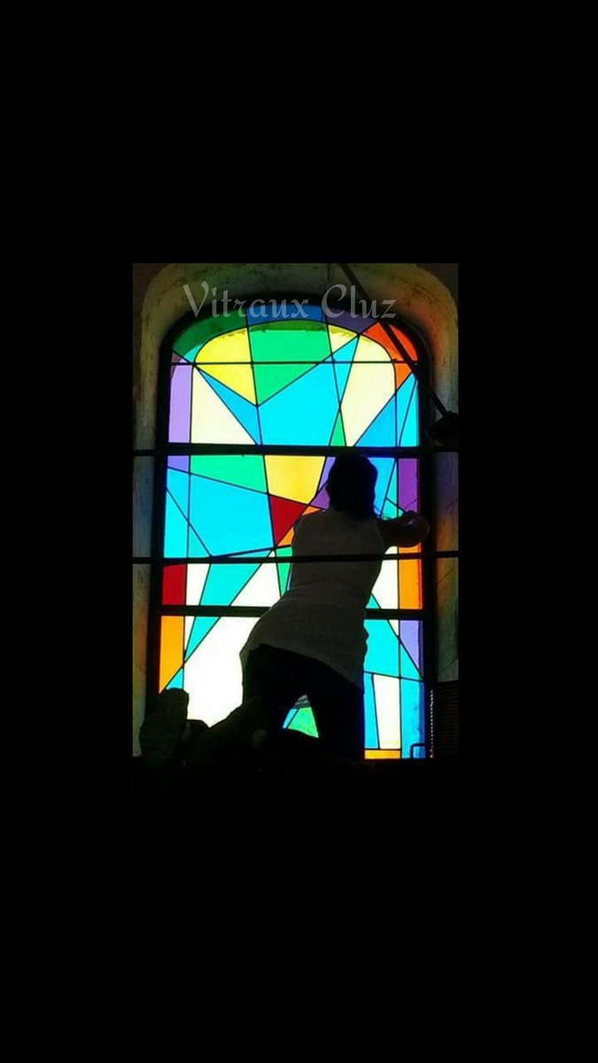 ATELIERCLUZ's tweet photo. #Temple #LogoDesign #creationdevitraux #stainedglass #couleurs #patrimoine #design -VItrail d'après le logo de l'Eglise Réformée de France https://t.co/u6fpRRpe2F