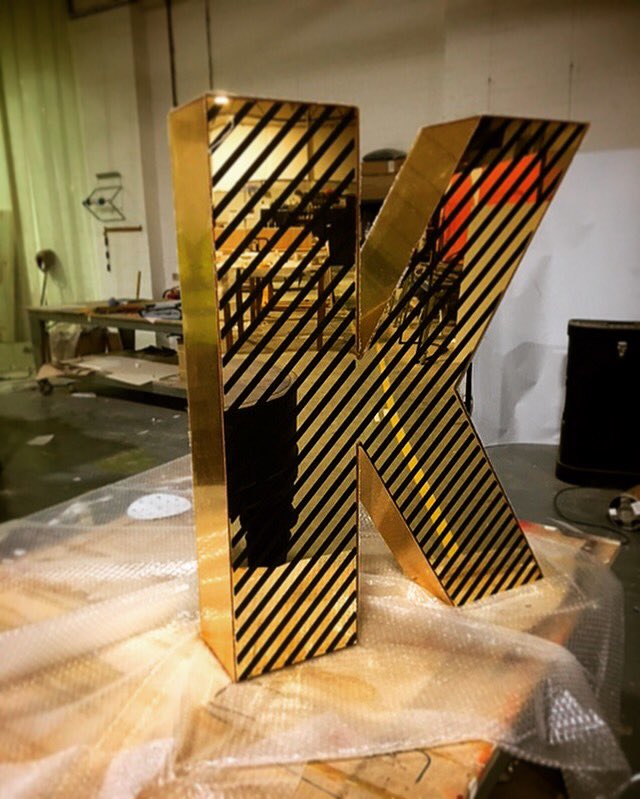 Oh K!
It's..
Friday!
.
.
.
#CCLR #ccolour #creative #design #k #letter #acrylic #gold #black #reflection #shine #rosegold #prop #type #line