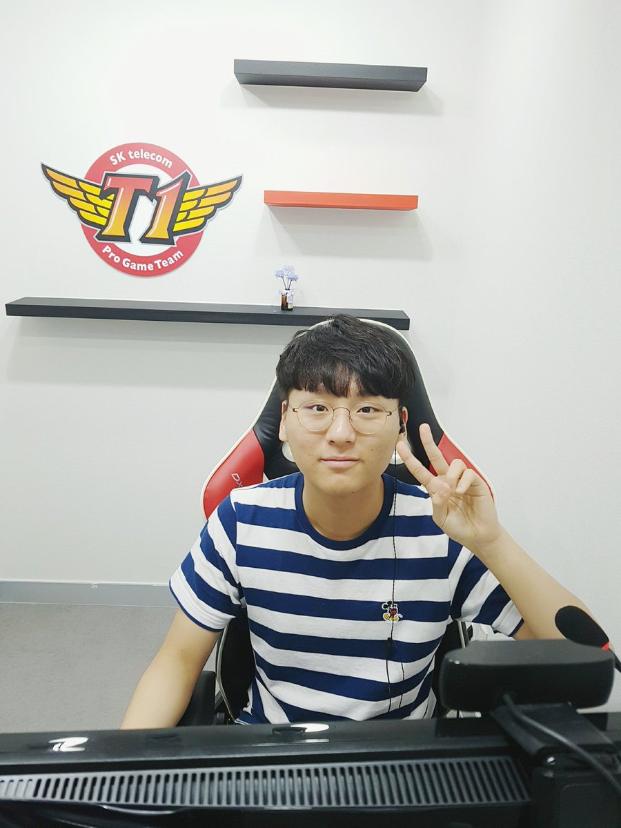 T1LoL's tweet photo. 즐거운 스트리밍 @Twitch #SKTT1
Please enjoy watching 🤗 https://t.co/bPXlDF3keL