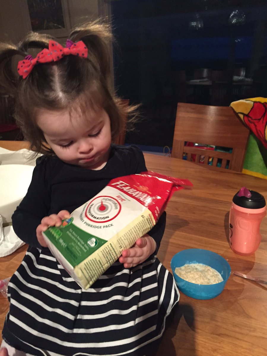 genkigirl11's tweet photo. . @FlahavansIRL nothing like porridge to keep you full in the mornings #operationoats https://t.co/hmQYRCbweK" wee niece ❤ her porridge.