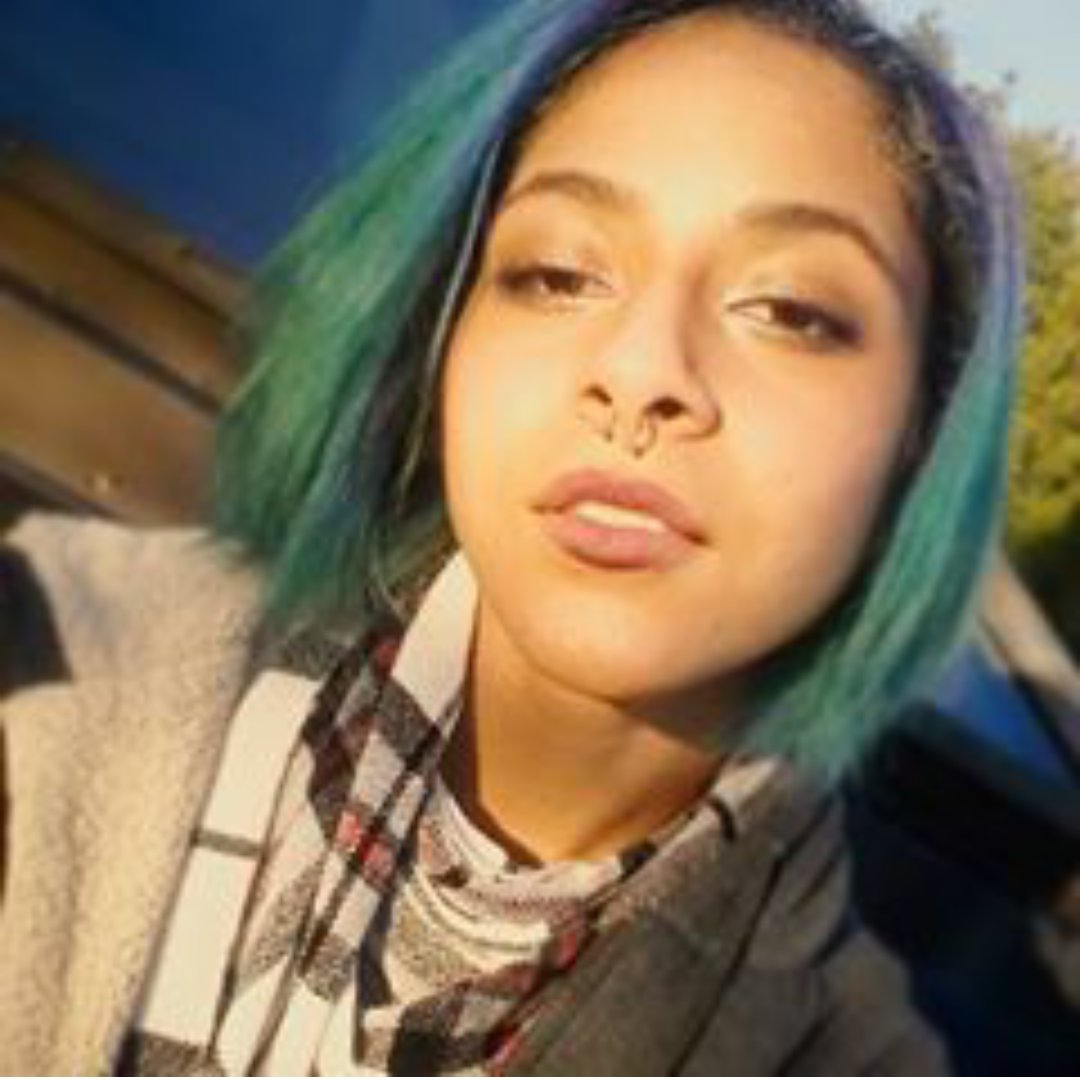 sortofshea's tweet photo. If anyone has seen my sister please let someone know. The police or my family. She's 19 &amp; her name is Keely. About 5"4 &amp; wearing a red coat. https://t.co/Ltdbfg9GQk