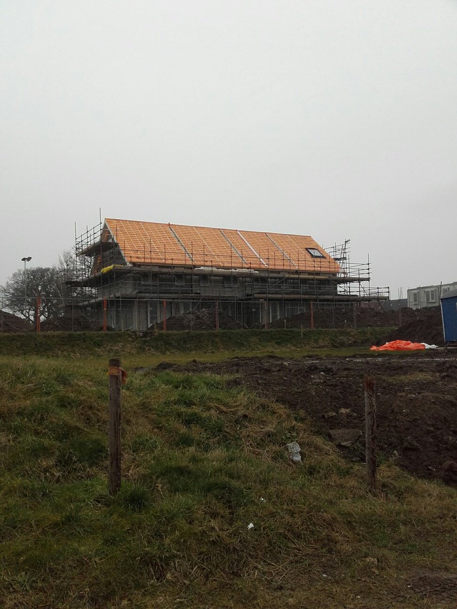 Bergstein_Tuk's tweet photo. De prefab casco's staan en de kap is geplaatst. https://t.co/CELEOsEUOy