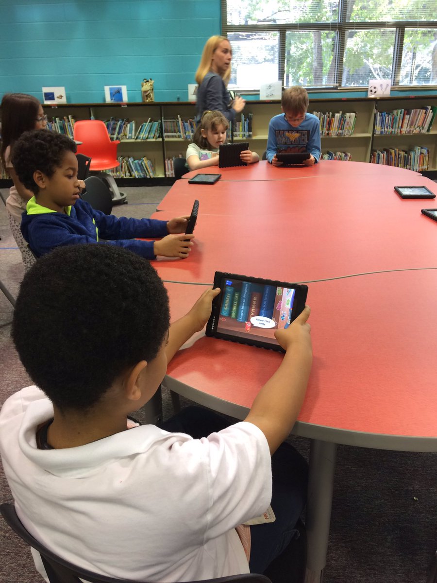 EmanuelTorralba's tweet image. A variety of coding formats #Osmo #tynker #RobotMouse @bakerelembears @embrown1621