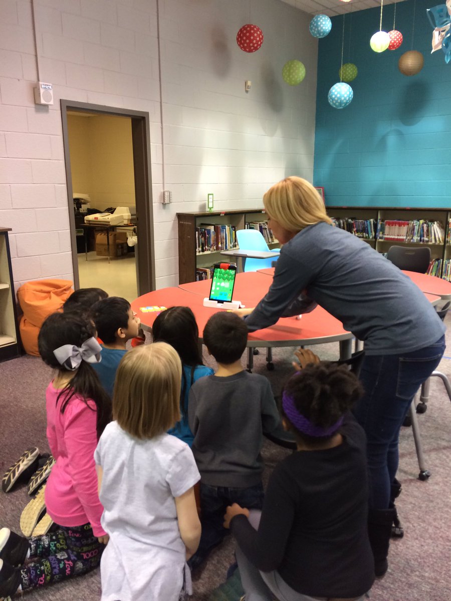 EmanuelTorralba's tweet image. A variety of coding formats #Osmo #tynker #RobotMouse @bakerelembears @embrown1621