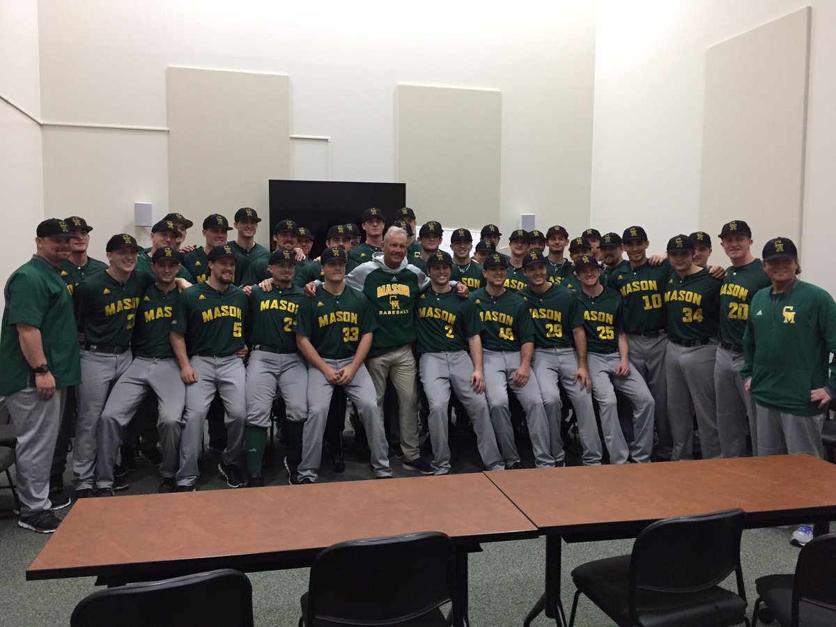 MasonAthletics's tweet photo. An honor to have HOFer George Brett speak to @MasonBaseball before he talks at First Pitch tonight! #GetPatriotic https://t.co/9NXn8oI8k2