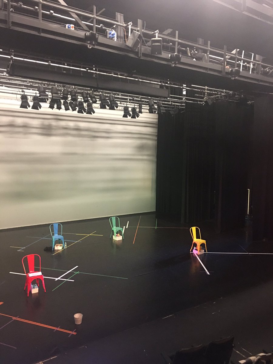 weblies2k17's tweet photo. 10 minute countdown till the show! https://t.co/DDVlpE7cYd