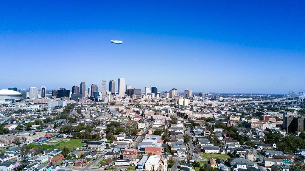 Captured a photo of the Direct TV Blimp flying over New Orleans this afternoon.  #blimp #d… ift.tt/2kuw524