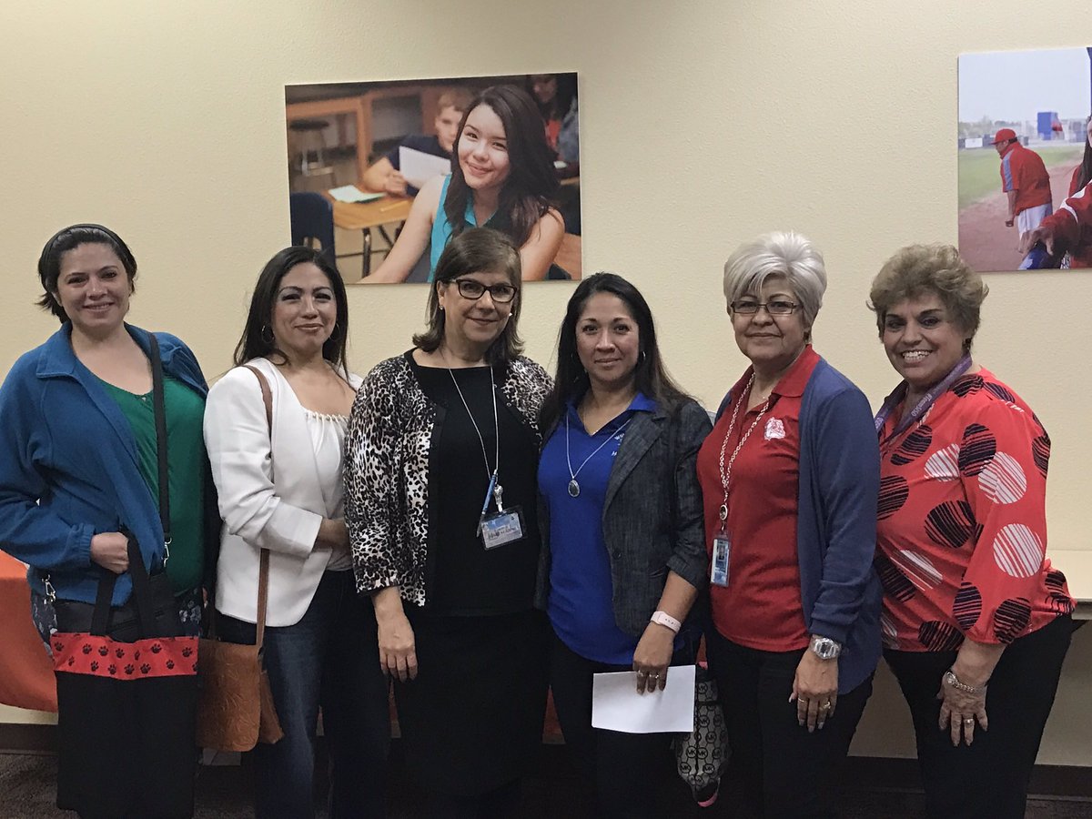 MabelEvans17's tweet photo. District Parental Involvement Meeting #TeamSISD #SliderMiddleSchool https://t.co/1Y6outTiRz
