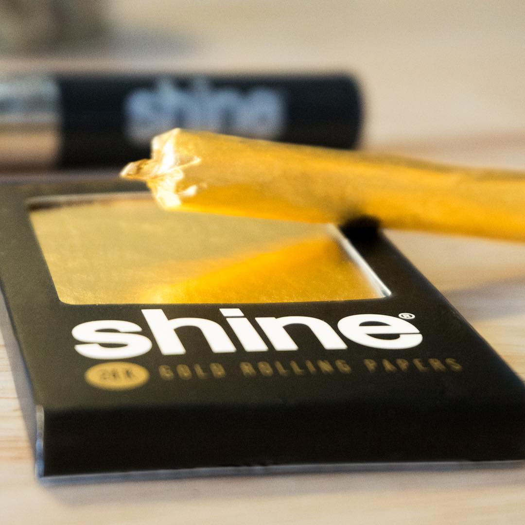 Wiki_Leaf's tweet image. Who needs sunshine when you've got @ShinePapers? High-Rolling this #FridayFeeling. wikileaf.com #Weed #Joint