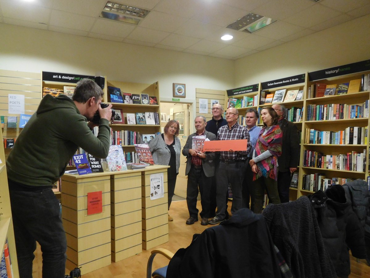 OxfamCastleSt's tweet image. If you want to see what the photo being taken in this photo looks like,buy @SWEveningPost today! Piece about #RedPoets / #RedLineForYemen