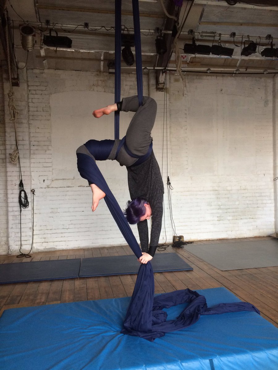 CaptainJackdaw's tweet photo. Back up on silks again after long break.. well done Freyskii! #victoriaworks #silks #aerial https://t.co/iso3ucNcpl