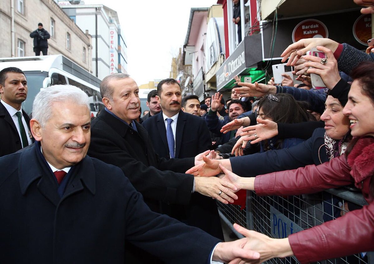 Başbakan Yıldırım ve Cumhurbaşkanımız @RT_Erdogan Aksaray'da vatandaşlarımızı selamladı.