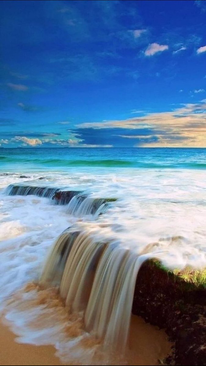 GalacticFacts's tweet photo. Who else wants to visit the beaches of Australia?! 😍🌴🌊 https://t.co/dLvvOiL9RT