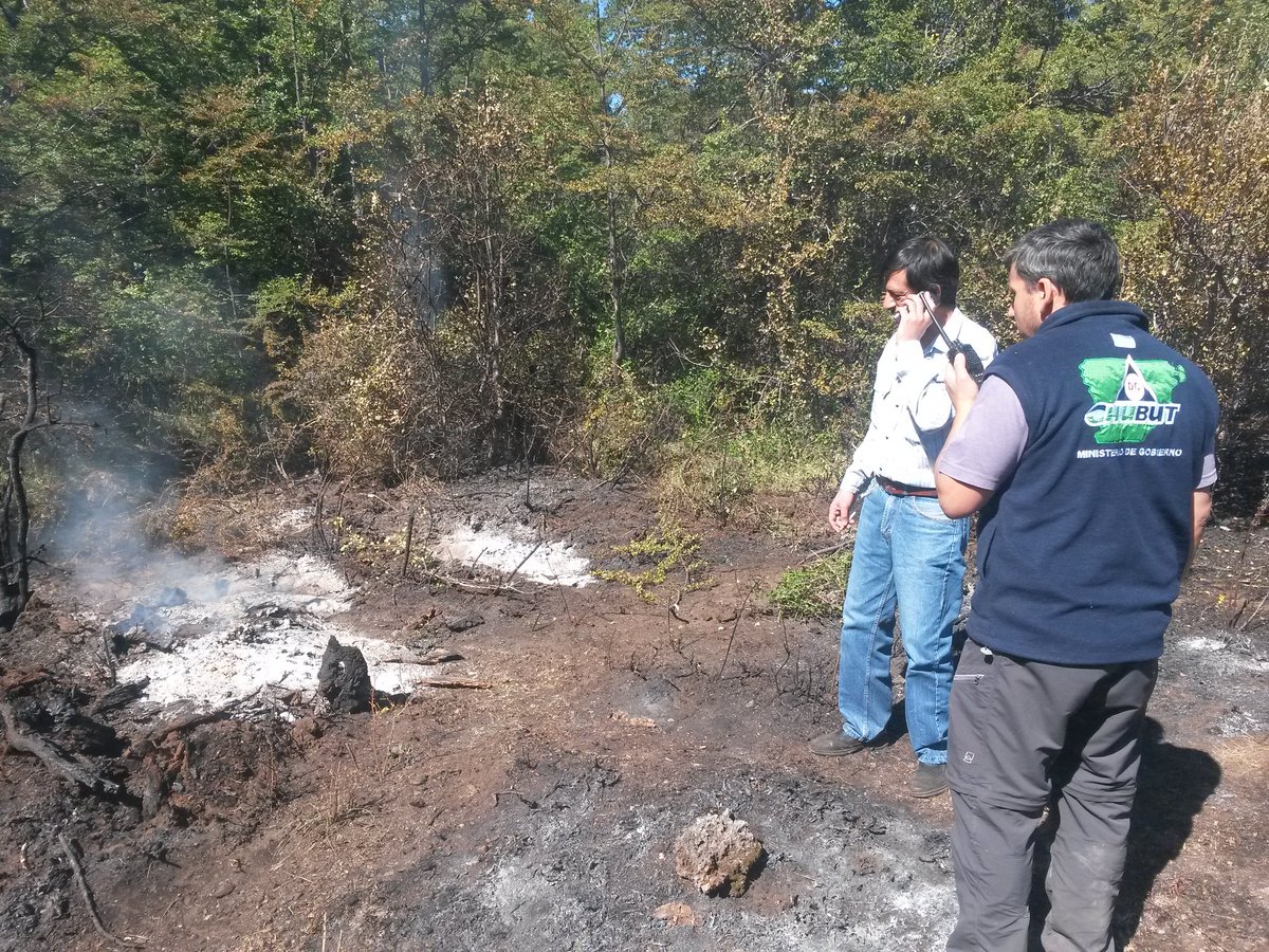 pagarciapm's tweet photo. #Incendio #Cholila Continúan tareas de #Brigadistas (SPMF-SNMF) sobre puntos calientes, #Bomberos y #Municipo abastecimiento de unidades https://t.co/cpOn5uoo6A