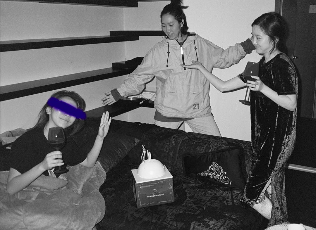 _harinleeh's tweet photo. ιиѕтαgяαм | нαяιи

my unnies are the best ❤👊🏻😍😘 #suprisebirthdayparty #toosudden #loveyouguys #throwback https://t.co/ZBaCxQEqo6
