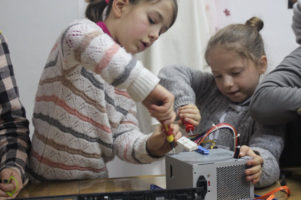 bonevetgjakova's tweet photo. #Build your #Roboot is a #creative class in #BONEVET that aims to teach #kids #programming things through fun and games. https://t.co/IGkGeGqhte