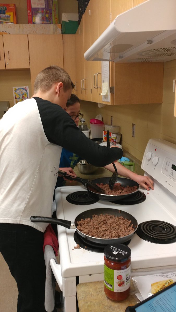 LearnwithMsLo's tweet image. Collaborative cooking is happening today. Stay tuned to see what we're making #class68 #collaborativecooking #funfriday