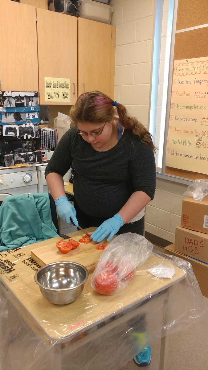 LearnwithMsLo's tweet image. Collaborative cooking is happening today. Stay tuned to see what we're making #class68 #collaborativecooking #funfriday