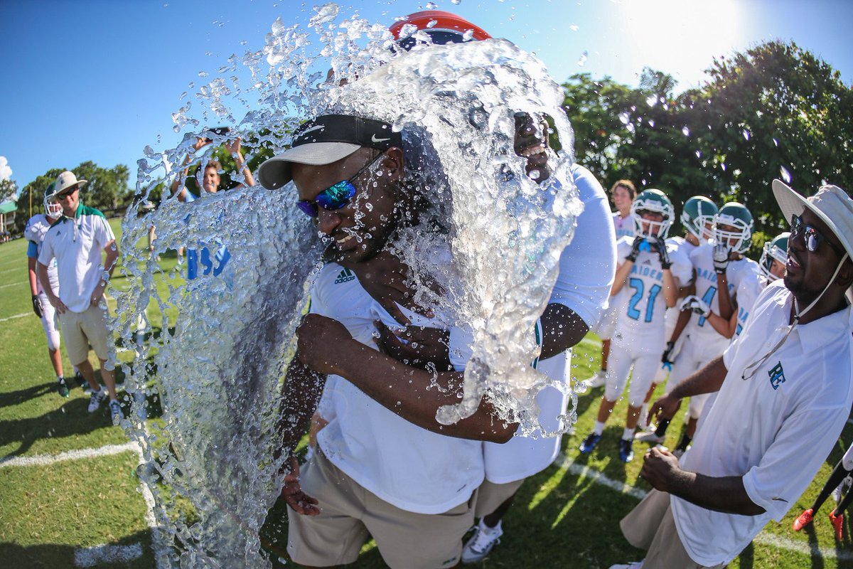 FNFmag's tweet photo. Thanks to Carl Kafka for submitting this pic of @RansomEverglade for the 2017 FNF Photographer of the Year contest!📸🏈https://t.co/yEyRvCiQxR https://t.co/n6ZSRJzvg6