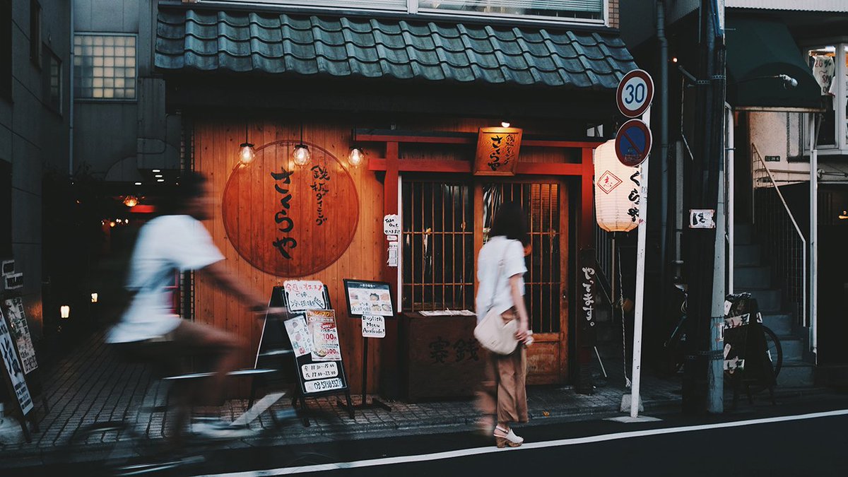 lifehacker's tweet image. A solo traveler's guide on how to meet people while traveling: lifehac.kr/TvOZdi0