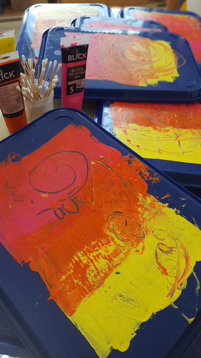 JuliaGoggi's tweet photo. Three year olds are monoprinting on a snowy morning.  #processart #reggioemilia #atelier inspired. https://t.co/eXsw1yAwJ5