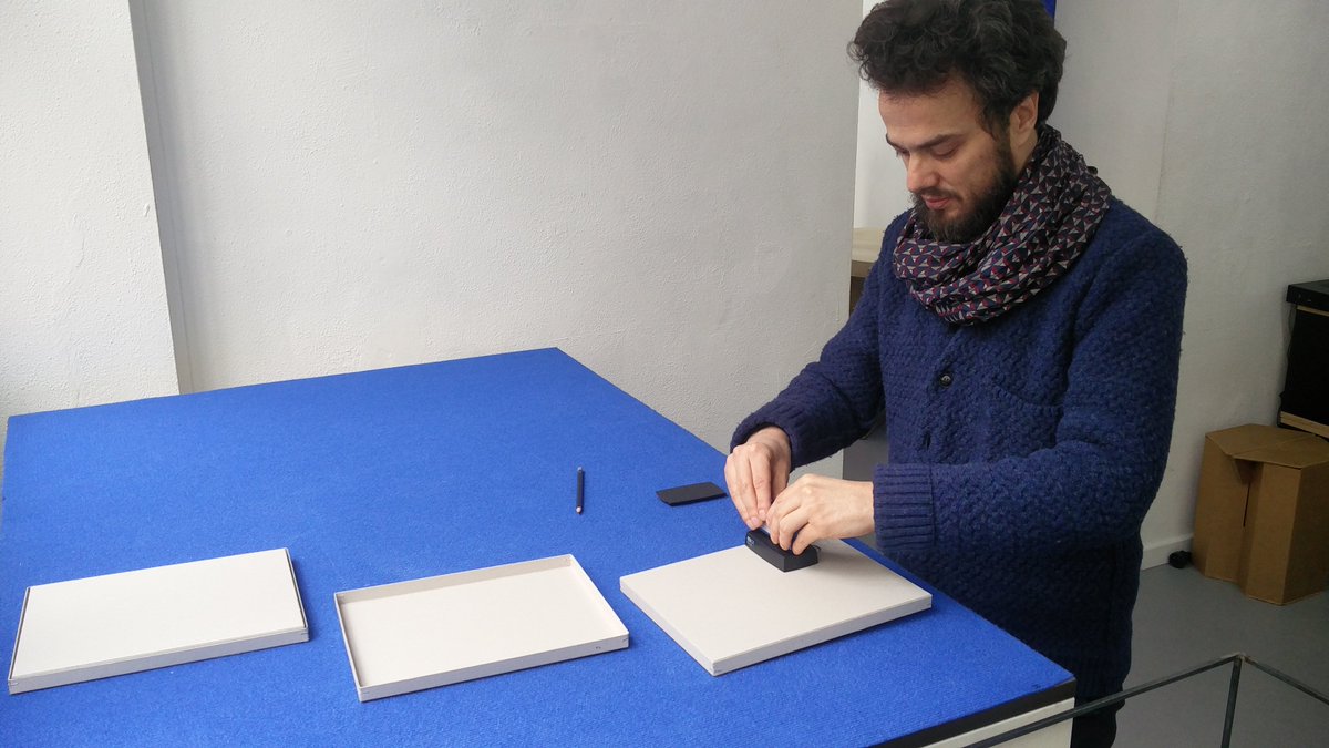 GDgaleriemulti's tweet photo. #JulienCarreyn signe le coffret "Julien Carreyn avec Ker-Xavier" 2017
 #JulienCarreynavecKerXavier #LatestEdition #EditionGDM #GDM https://t.co/87GiU2Q0SA
