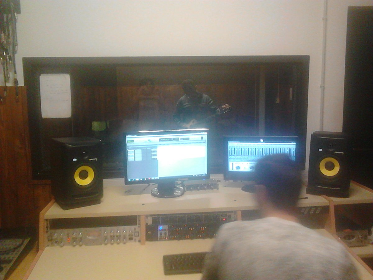 ¡En el estudio, grabando la maqueta de Road To Shambala!