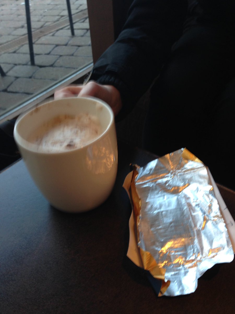 JJbeanerzzzz's tweet photo. Starbucks with the white trash @the_fadinglight @UchihaKate https://t.co/6Za8lRB2oN