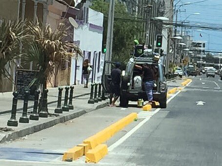 AlvaroJofre's tweet photo. Es NO entender nada! Recién puesta ciclovia calle OHiggins y vehículo estacionado y descargando. @DanySolari @ServiuTarapaca @HombredeRadio https://t.co/dt2w68HNgS